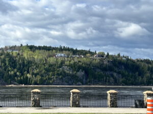 Message d'absence et réflexion sur la disponibilité invisible _ Photo prise à Chicoutimi devant la rivière Saguenay