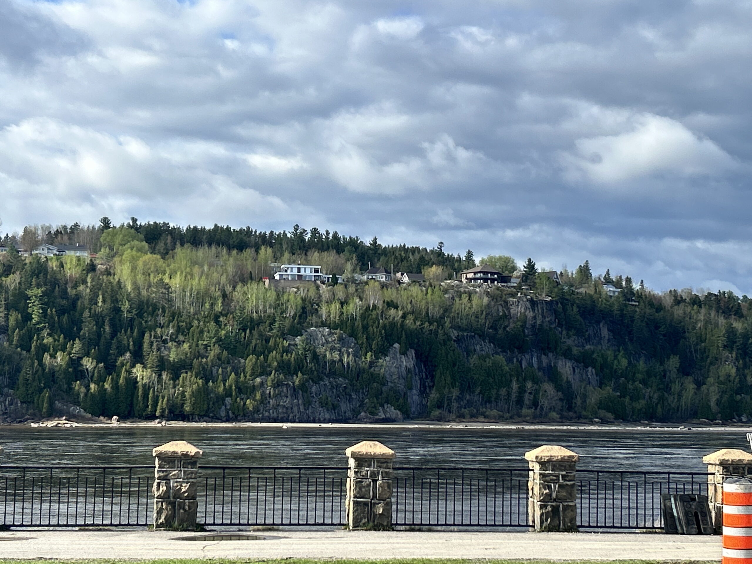 Message d'absence et réflexion sur la disponibilité invisible _ Photo prise à Chicoutimi devant la rivière Saguenay